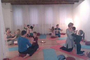 Jago Kinderyoga  Familieyoga en Workshop Handen en Voeten.jpg